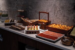 Tägliches Frühstücksbuffet gegen Gebühr