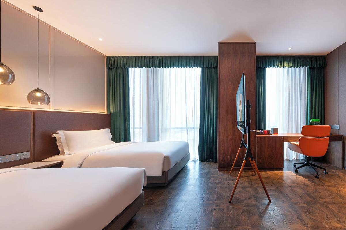 Habitación superior, 2 camas individuales | Minibar con artículos gratuitos y cortinas opacas