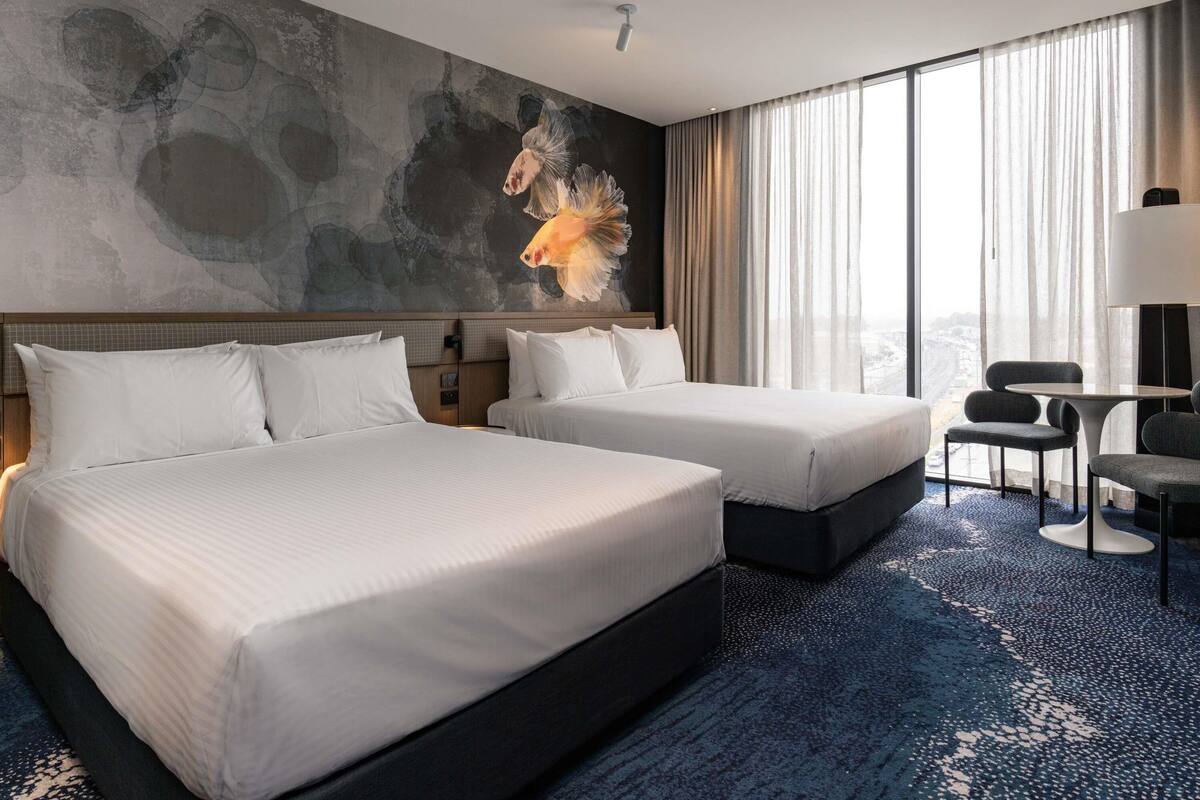 デラックス ツインルーム クイーンベッド 2 台 | イタリアのフレッテ製シーツ、高級寝具、低反発ベッド、セーフティボックス (室内)