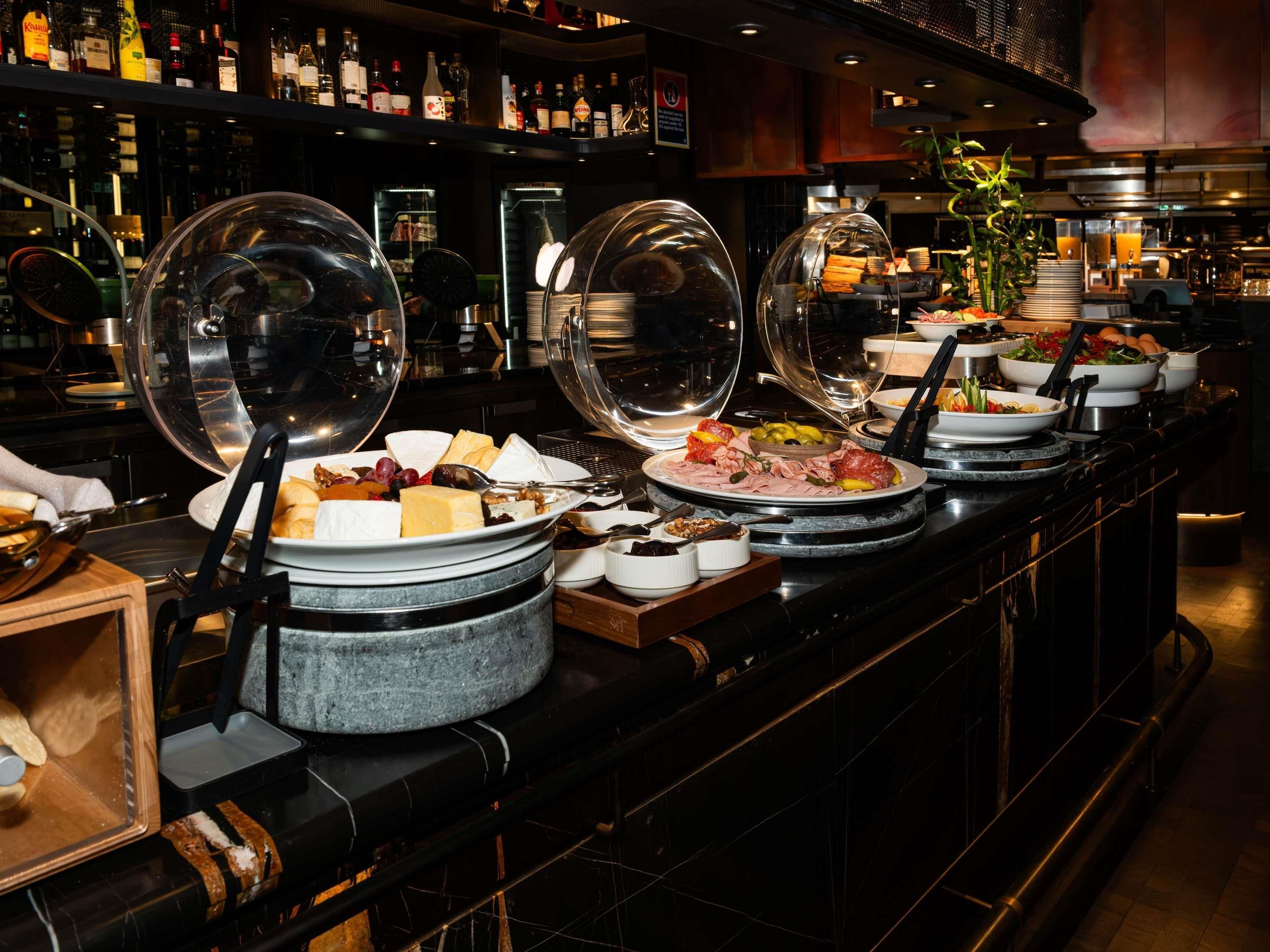 Een buffetopstelling met diverse gerechten en drankjes.