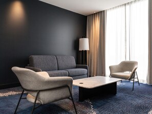 Suite – president, 1 kingsize-seng | Oppholdsområde | En 65-tommers smart-TV med digitale kanaler