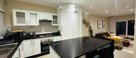 Micro-ondes, four, plaque de cuisson