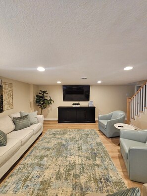 TV, fireplace