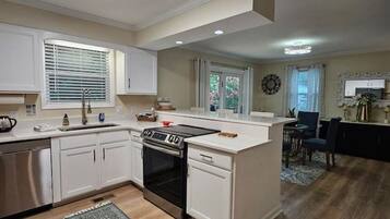 Kylskåp, mikrovågsugn, ugn och spishäll