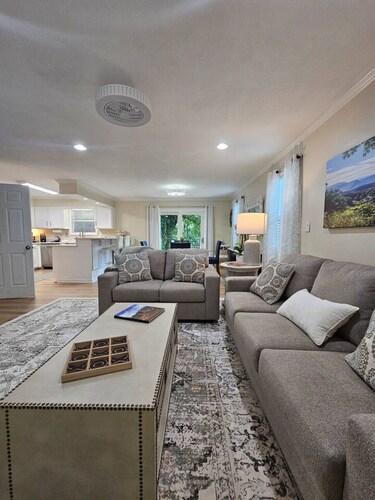 Mountain Vibe, Dog Friendly, 2 Kitchens, 2 Living Rooms, Sleeps 10, 1900 sq ft