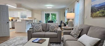 Mountain Vibe, Dog Friendly, 2 Kitchens, 2 Living Rooms, Sleeps 10, 1900 sq ft