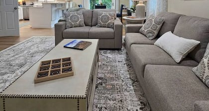 Mountain Vibe, Dog Friendly, 2 Kitchens, 2 Living Rooms, Sleeps 10, 1900 sq ft