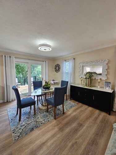 Mountain Vibe, Dog Friendly, 2 Kitchens, Huge New Front Deck, Sleeps 10, 1900sf