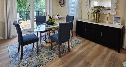 Mountain Vibe, Dog Friendly, 2 Kitchens, Huge New Front Deck, Sleeps 10, 1900sf