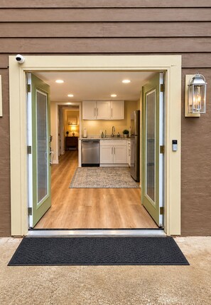 Double Doors for Easy Entry - Dual Living Areas 2 Kitchens + 2 Living Rooms Dogs Welcome Near UT (Knoxville)