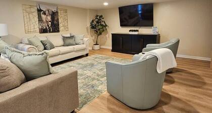 20 Min to UT Sleeps 10, 1900sf