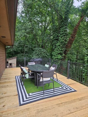Outdoor dining - Mountain Vibe, Dog Friendly, 2 Kitchens, 2 Living Rooms, Sleeps 10, 1900 sq ft (Knoxville)