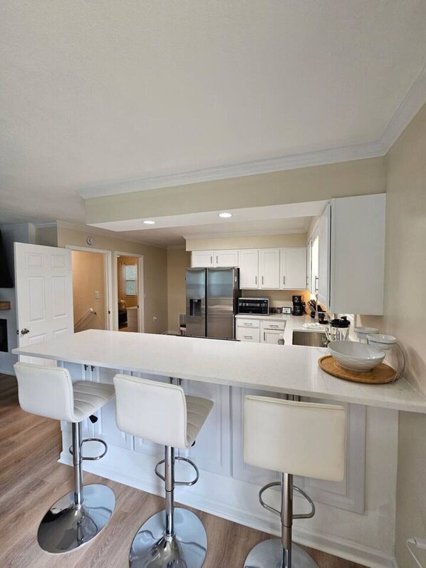 Køleskab, mikrobølgeovn, ovn, kogeplade