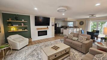 Een smart-tv, een open haard en boeken