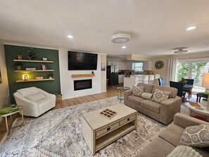 Smart TV, chimenea y libros 