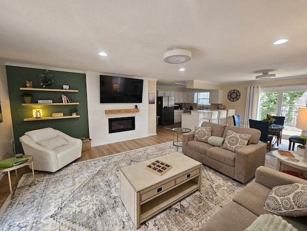 Smart TV, fireplace