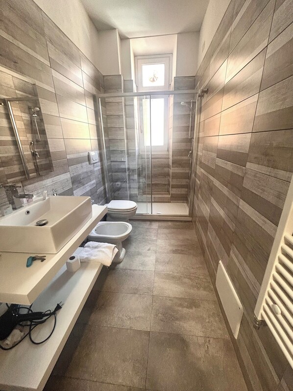 Dusche, Haartrockner, Bidet, Handtücher