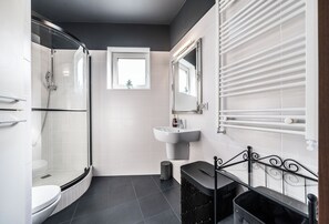 Shower, hair dryer, towels, soap - Belvedere Ławica Airport Apartment (Poznań)