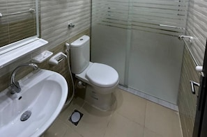 Douche, serviettes fournies, savon, papier toilette