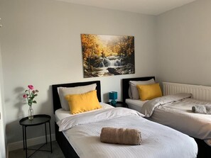 2 bedrooms, WiFi - Buccleuch Whole Apartment (Kettering)