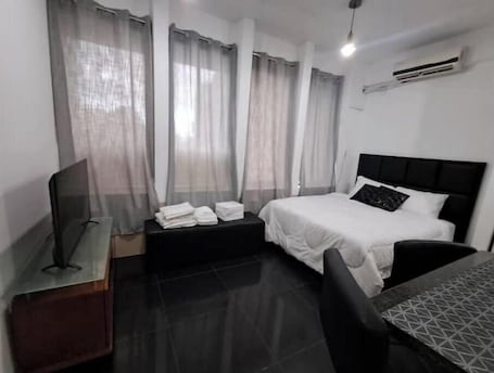 1 bedroom, WiFi, bed sheets. Suite in San Miguel Steps from Monagas Plaza