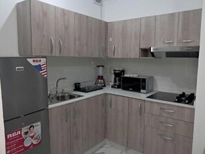 Refrigerador, microondas, utensilios de cocina