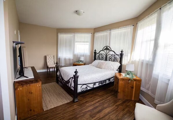 3 bedrooms, iron/ironing board, free WiFi, bed sheets