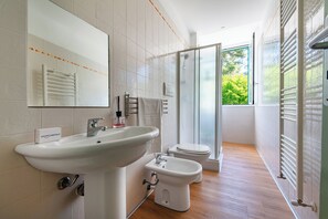 Apartamento familiar, varias habitaciones (L' Alì Apartment Noci) | Baño | Ducha, secador de pelo, bidé y toallas