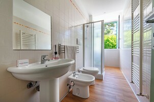 Ducha, secador de pelo, bidet, toallas