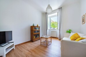 Familienapartment, Mehrere Schlafzimmer (L' Alì Apartment Noci) | Wohnbereich | 21-Zoll-Plasmafernseher mit Digitalempfang