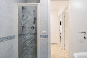 Appartement, 1 slaapkamer | Badkamer met douche