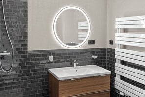 Haartrockner, Handtücher, Seife, Toilettenpapier