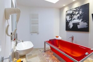 Suite, Courtyard View | Bathroom | Shower, free toiletries, hair dryer, towels