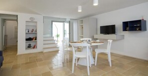 Studio Suite, Balcony, Courtyard View | Iron/ironing board, free WiFi, wheelchair access