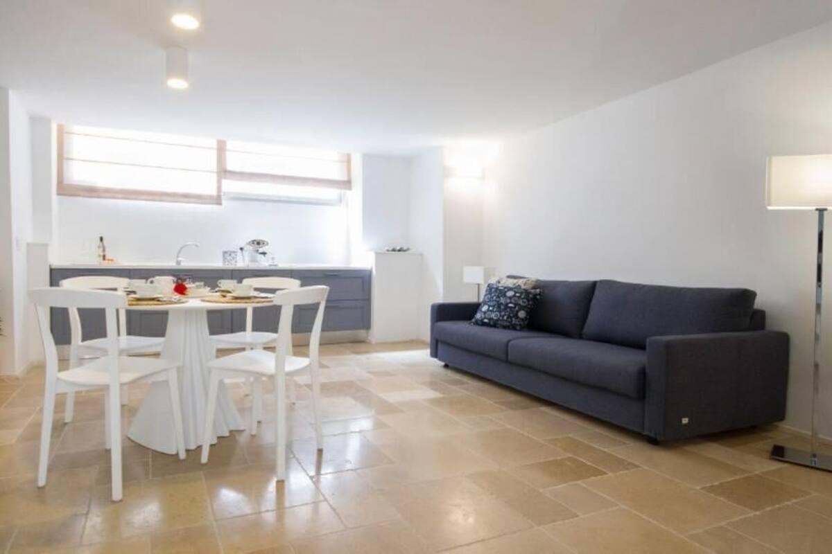 Studio Suite, Balcony, Courtyard View | Iron/ironing board, free WiFi, wheelchair access