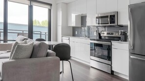 Kjøleskap og spisebord