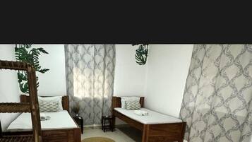 Phòng 2 giường đơn tiện nghi đơn giản, sân hiên, quang cảnh vườn