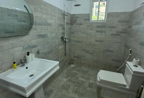 Habitació amb dos llits individuals Comfort, pati, vistes al jardí | Bany | Articles de tocador gratuïts, assecador de cabells, tovalloles i sabó 