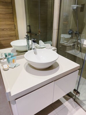 Towels, soap, toilet paper - Fully Furnished Studio in Heart of Dubai Marina (Dubai)