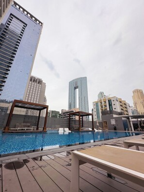 Pool - Fully Furnished Studio in Heart of Dubai Marina (Dubai)