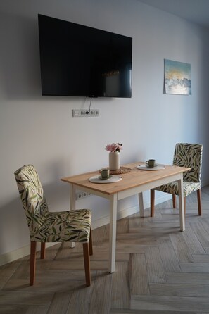 Dining - Charming 1-bedroom apartment in enchanting Costinești with AC (Costinești)