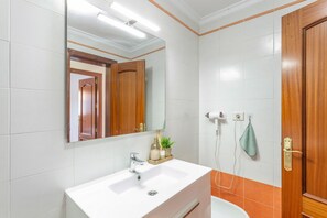 Shower, hair dryer, towels - Vacation Villa 'Big  Puerto Rico Streetfront' with Mountain View, Wi-Fi and Air Conditioning (Puerto Rico de Gran Canaria)