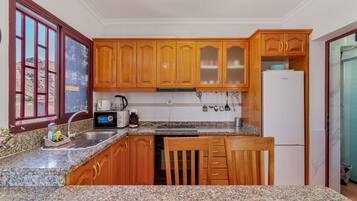 Frigorífico, microondas, horno y placa de cocina