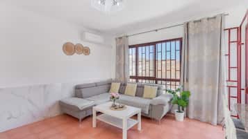 Televisión, chimenea y tenis de mesa