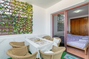 Outdoor dining - Vacation Villa 'Big  Puerto Rico Streetfront' with Mountain View, Wi-Fi and Air Conditioning (Puerto Rico de Gran Canaria)