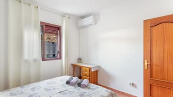 4 bedrooms, iron/ironing board, WiFi, bed sheets