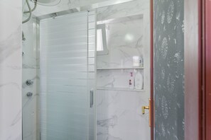 Shower, hair dryer, towels - Vacation Villa 'Big  Puerto Rico Streetfront' with Mountain View, Wi-Fi and Air Conditioning (Puerto Rico de Gran Canaria)