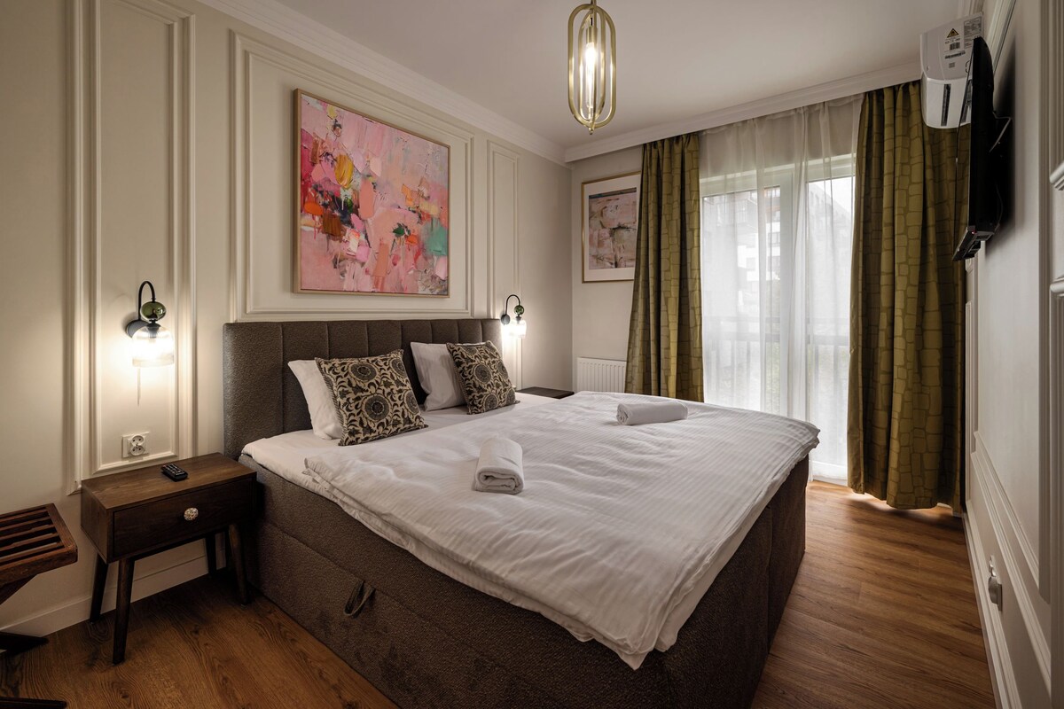 Apartment, 2 Bedrooms | Hypo-allergenic bedding available, iron/ironing board, WiFi (free)