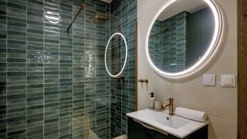 Studiosuite | Badezimmer | Handtücher, Seife, Shampoo, Toilettenpapier