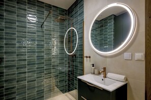 Studio Suite | Bathroom | Towels, soap, shampoo, toilet paper - RentPlanet - Sienkiewicza Residence (Wrocław)